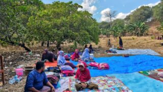 Thousands Evacuated After Deadly Quake Hits Indonesia