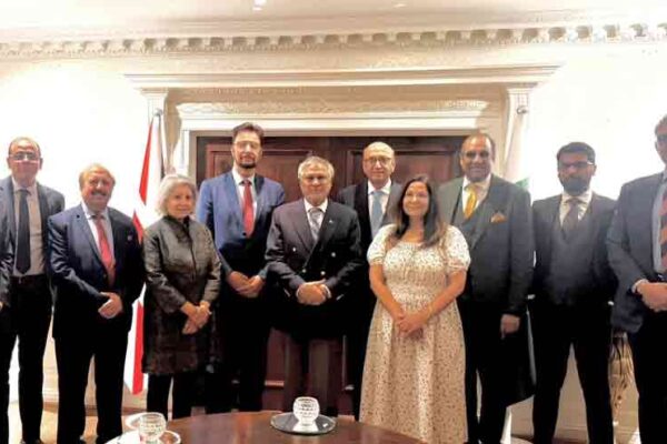 نائب وزیراعظم اسحاق ڈار کی لندن میں برطانوی پاکستانی ارکان پارلیمنٹ سے ملاقات، کشمیر اور مشرق وسطیٰ پر گفتگو