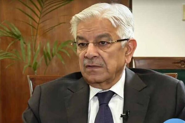 خواجہ آصف کا دعویٰ: پاکستان میں بیوروکریسی ہی واحد طبقہ ہے جو احتساب سے محفوظ رہا