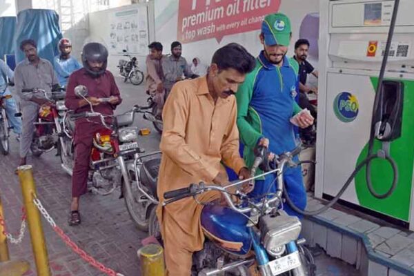 پٹرولیم مصنوعات کی قیمتوں میں ایک بار پھر اضافہ، پیٹرول اور ڈیزل مہنگا
