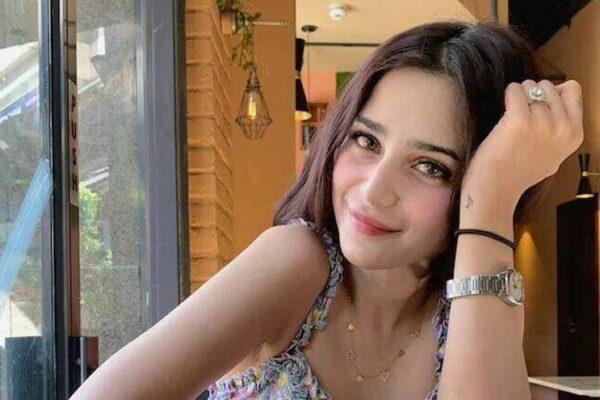 # ایما بیگ کی ’سنگل‘ پوسٹ نے علیحدگی کی افواہوں کو ہوا دے دی