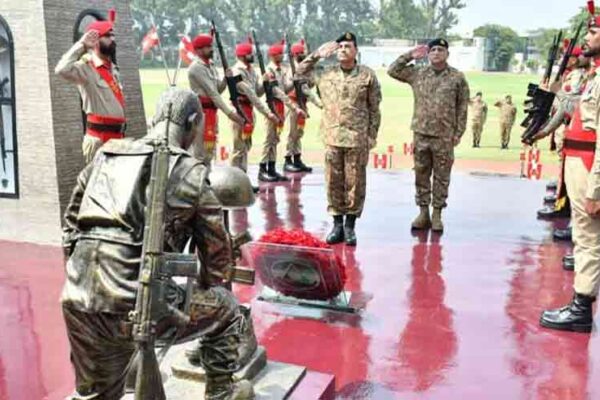 آرمی چیف کا پشاور کور ہیڈکوارٹرز دورہ: دہشت گردی کے خاتمے کے عزم کا اعادہ