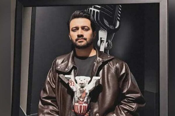 برلن میں عاطف اسلم کا اعزاز: سولڈ آؤٹ کنسرٹ کے بعد ملے بڈی بیئر