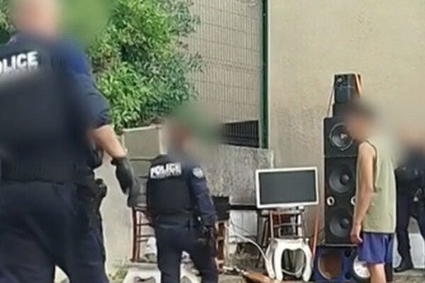 کارکاسون: بے گھر نوجوان کو زمین پر پٹخنے کے الزام میں پولیس افسر زیرِ عدالت، 6 نومبر کو پیشی