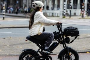 Fatbikes Gain Popularity in French Cities Amid Safety Concerns