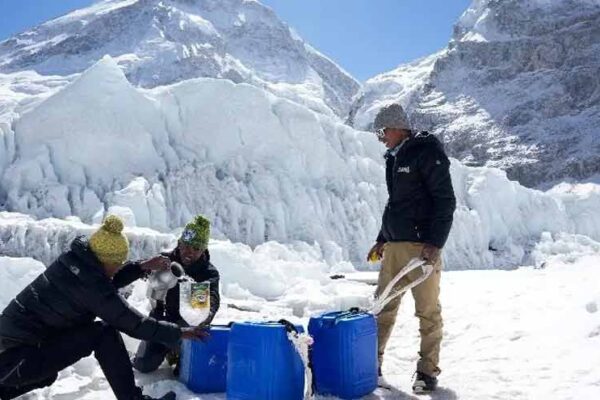 ہمالیہ کے گلیشیئرز تباہی کے دہانے پر: پانی کی سلامتی کو لاحق سنگین خطرات