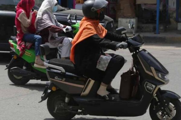 خیبرپختونخوا میں طالبات اور خواتین کے لیے مفت الیکٹرک سکوٹر کی منظوری
