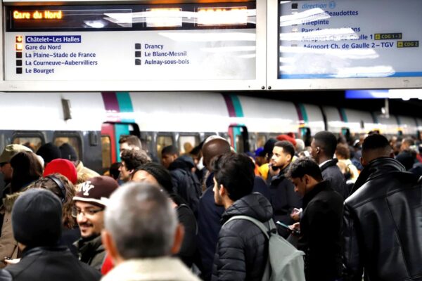 پیرس میں بجلی کی بندش، RER B اور D ٹرین سروسز شدید متاثر