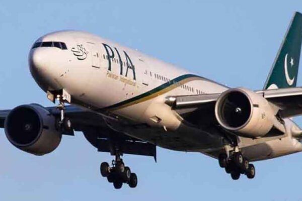 پی آئی اے کا کیبن کریو پر سخت پابندی، ڈیوٹی کے دوران صرف ایک پیکٹ سگریٹ کی اجازت