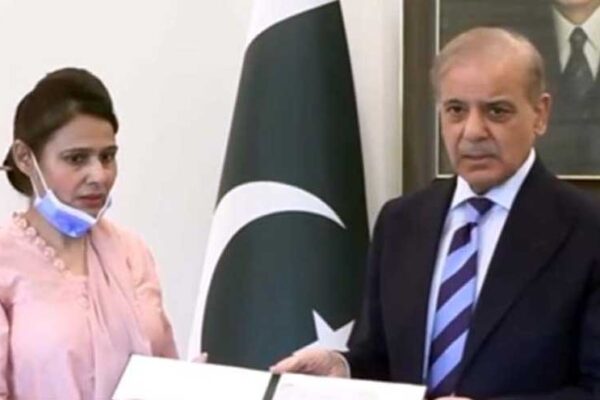 # نرس رضیہ نورین کی بہادری کو سلام: وزیراعظم نے دیا دس لاکھ روپے انعام اور تمغۂ خدمت کا اعلان