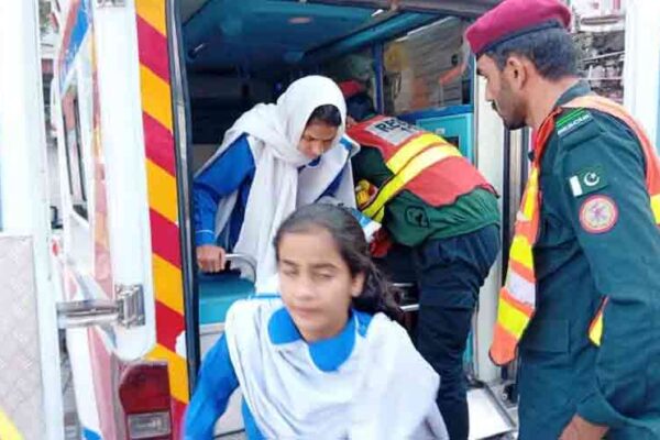 مری میں سکول وین حادثے کا شکار، آگ لگنے سے 10 بچے زخمی