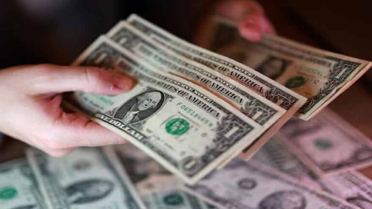 Dollar Retreats From 18-Month Peak as Traders Eye US Inflation Print and Fed Cues