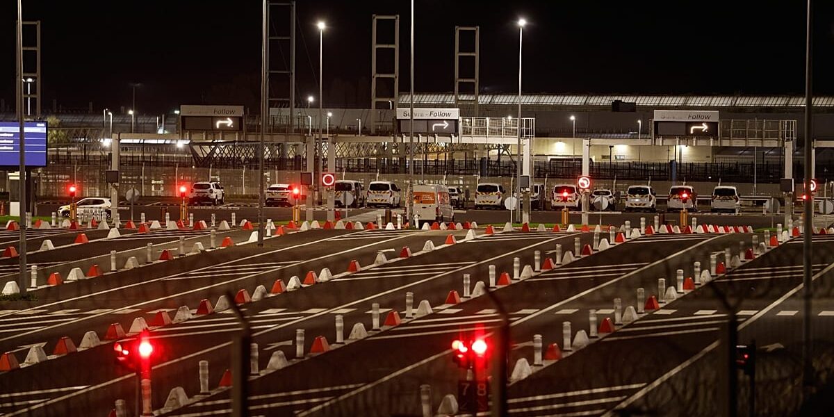 19 Injured as Minibus Collides with Shuttle Train at Eurotunnel Site in France