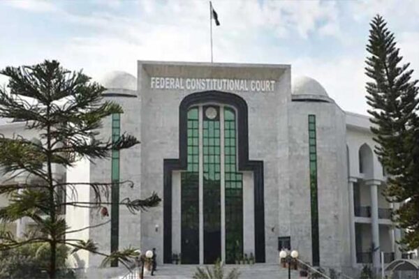وفاقی آئینی عدالت: بشریٰ بی بی کی ضمانت اور کے پی چیف منسٹر کی تقرری کے خلاف درخواست پر 15 اکتوبر کو سماعت