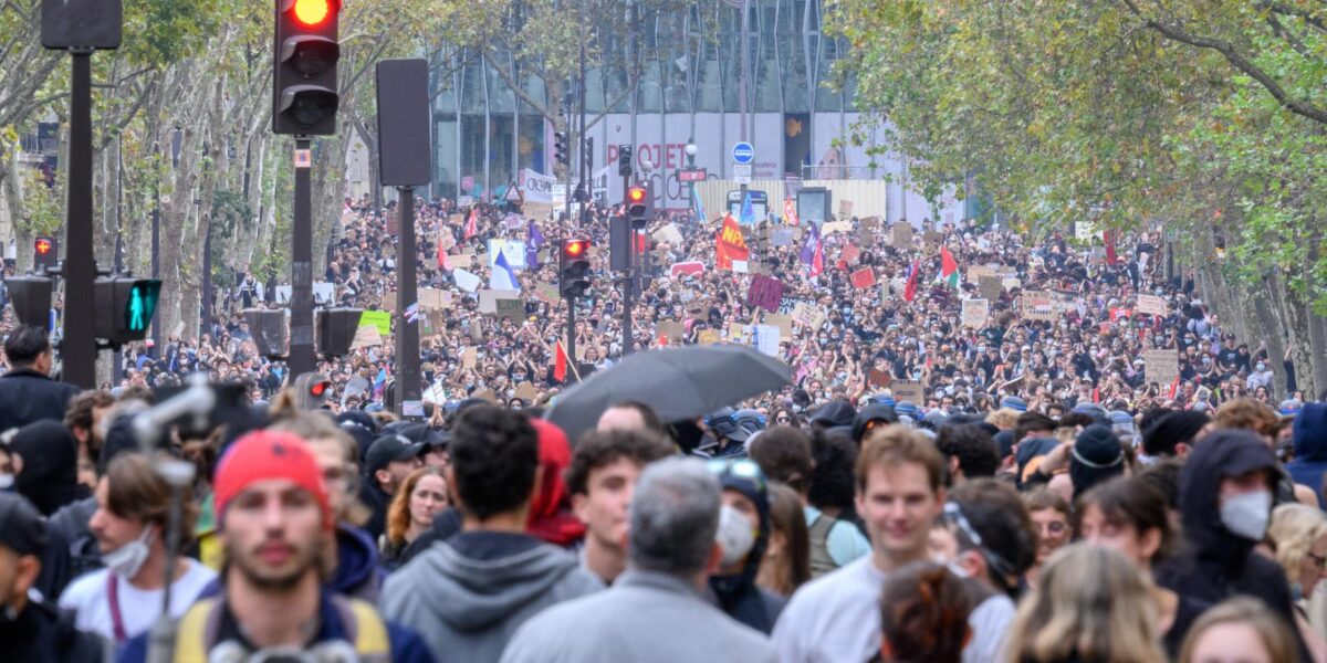 France on Edge: Yellow Vests, Students and Workers Set for October 17 Showdown