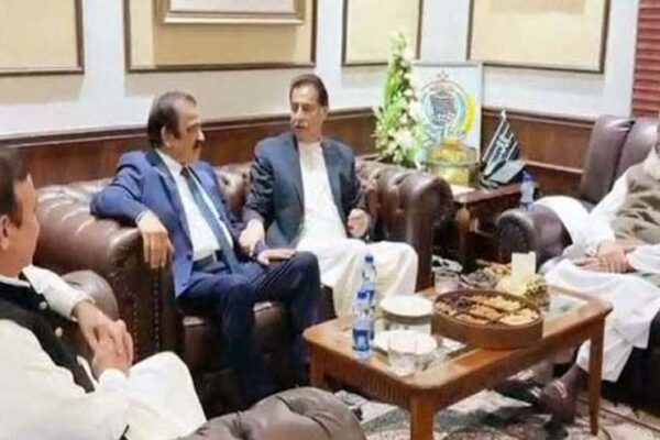 سیاسی تعطل کے خاتمے کی کوششیں: مولانا فضل الرحمٰن کی ثالثی کی شرائط پر وزیراعظم کو بریفنگ