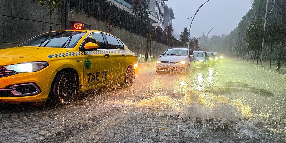 Istanbul Floods Kill Two as Record Rainfall Paralyzes Turkey's Largest City