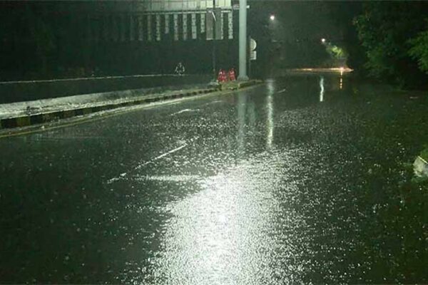 لاہور میں بارش نے موسم خوشگوار بنا دیا، سردی کی آمد کا اشارہ