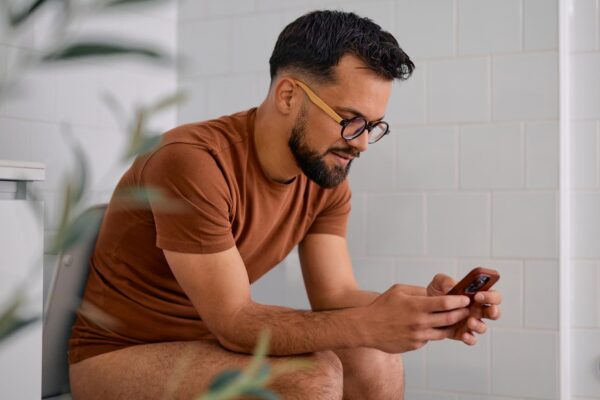 کیا مرد بیت الخلا میں واقعی ضرورت سے زیادہ وقت گزارتے ہیں؟