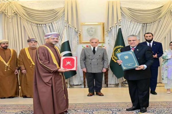 پاکستان اور عمان کے درمیان چھ معاہدوں اور مفاہمت ناموں کا تبادلہ