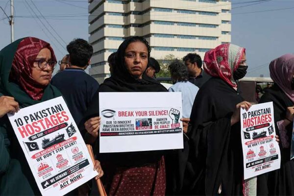 سومالی قزاقوں کی قید سے رہا ہونے والے چار پاکستانی ملاح کراچی پہنچ گئے