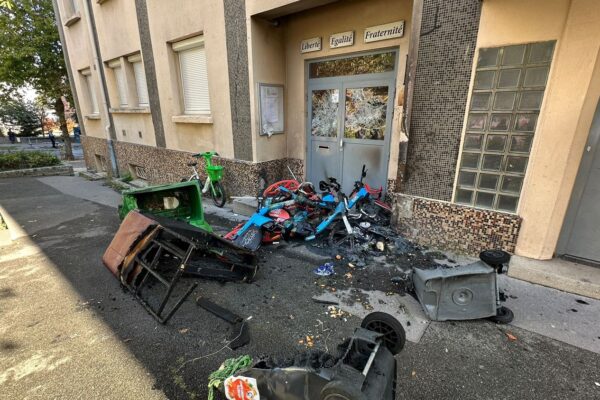 پیرس کے اسکول پر مارٹر حملہ، طلبہ دو گھنٹے تک اندر محصور