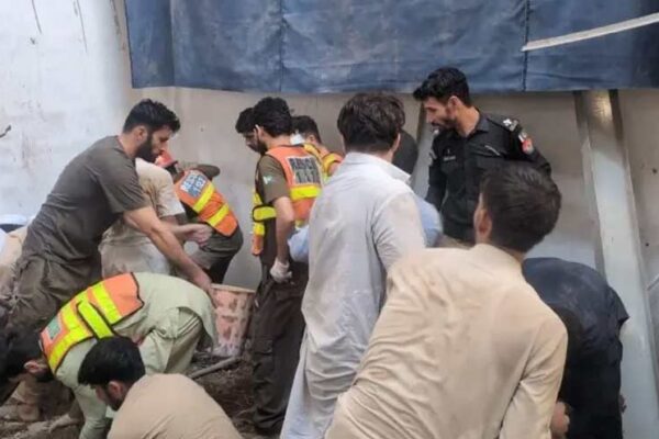 پشاور کے ڈیر کالونی میں اسکول کی چھت گرنے سے 30 افراد جاں بحق، 52 زخمی