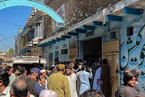 پشاور اسکول سانحہ: گورنر خیبر پختونخوا کا ہر متاثرہ خاندان کو 10 لاکھ روپے معاوضے کا اعلان