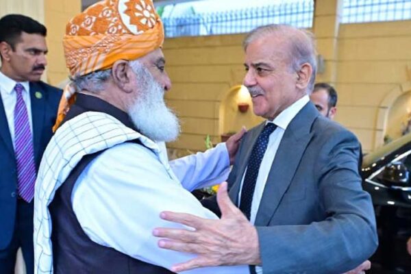 پی ٹی آئی لانگ مارچ: وزیراعظم کا مولانا فضل الرحمان سے رابطہ، مذاکرات پر زور