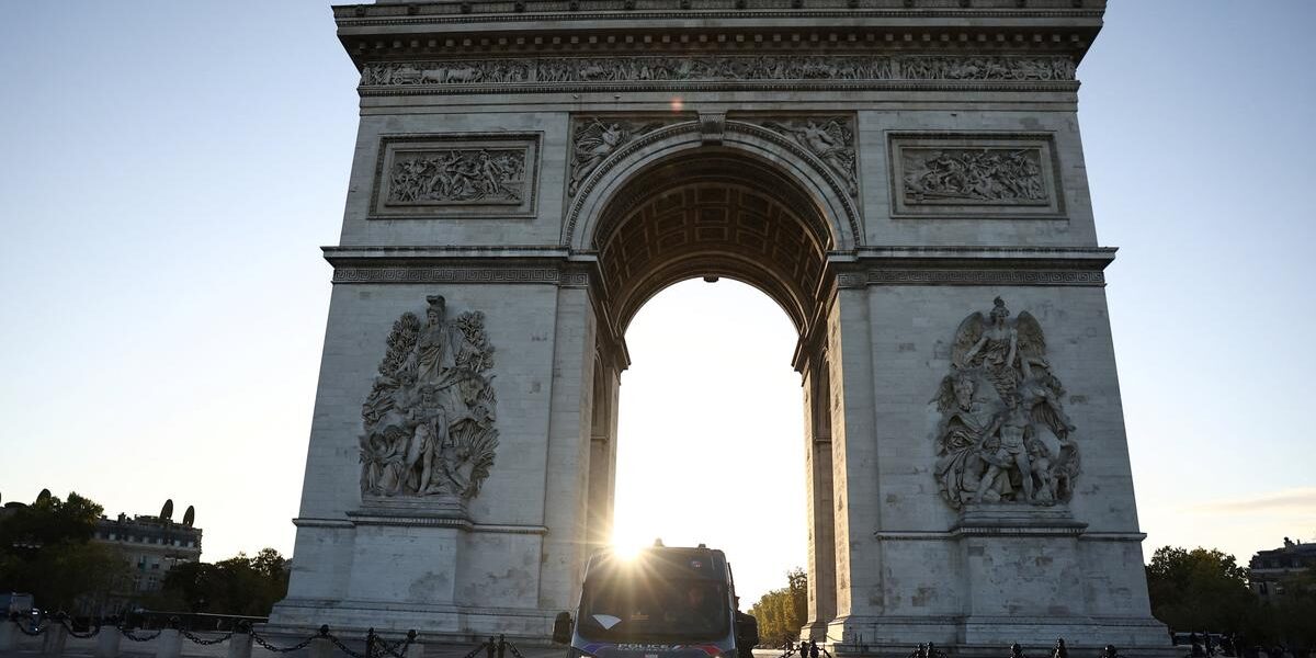 Young Man Dies in Fall From Arc de Triomphe in Paris